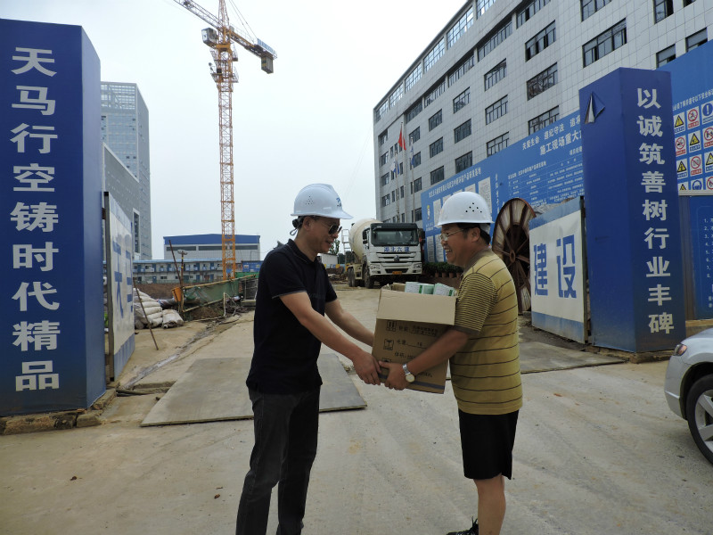 天馬建設(shè)集團(tuán)開(kāi)展“夏日送清涼”慰問(wèn)工地一線工人