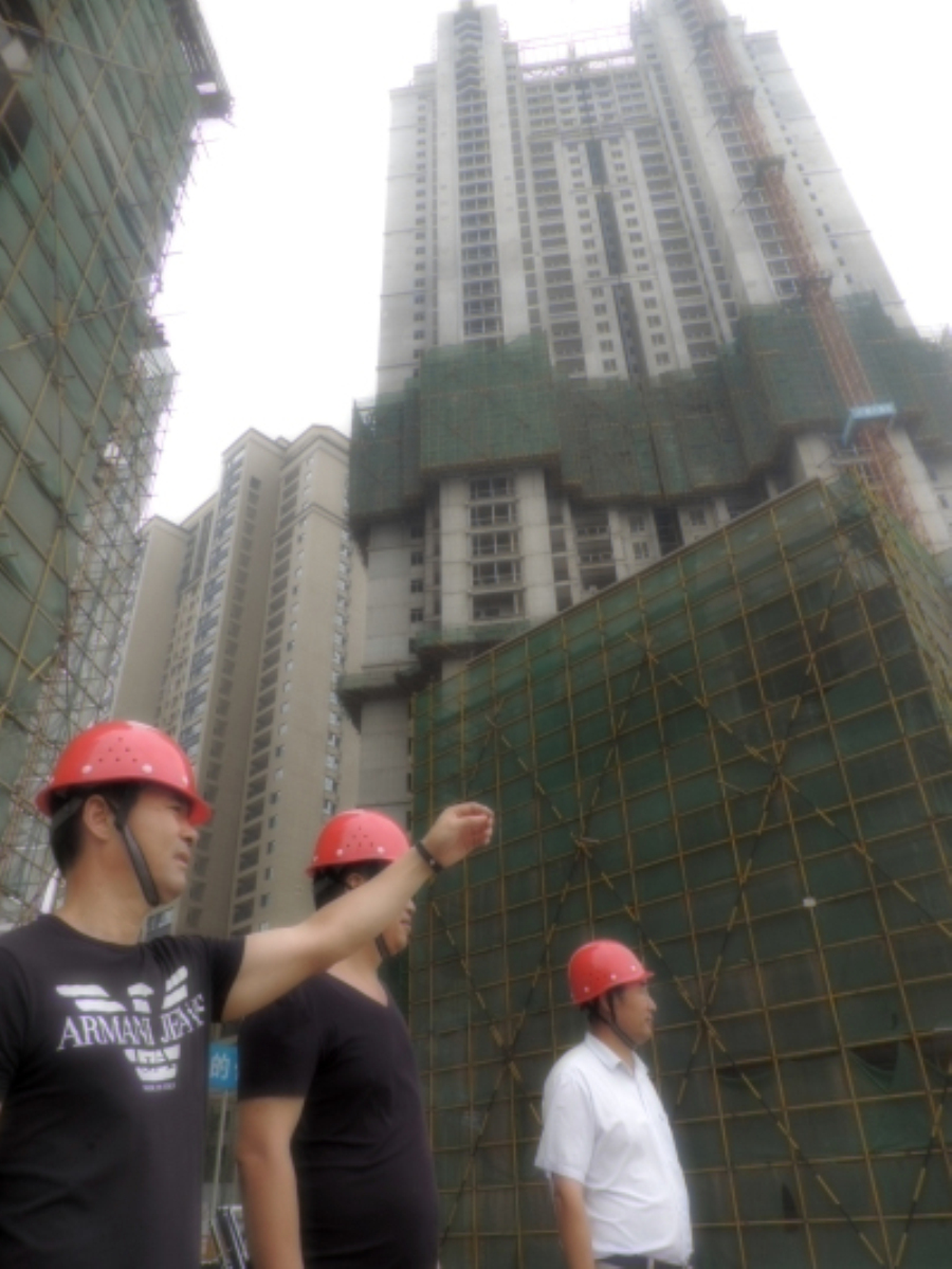 公司領(lǐng)導(dǎo)深入基層與施工班組進行安全生產(chǎn)交流