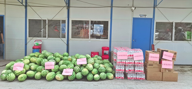 石橋集團向石橋村還建H4+TJ1地塊建設(shè)者“送清涼”